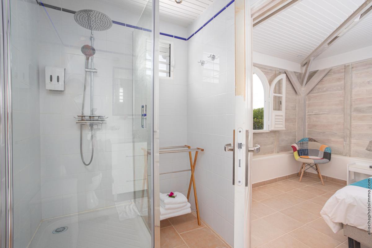 25 Location-villa-Martinique_ chambre 4 salle d'eau